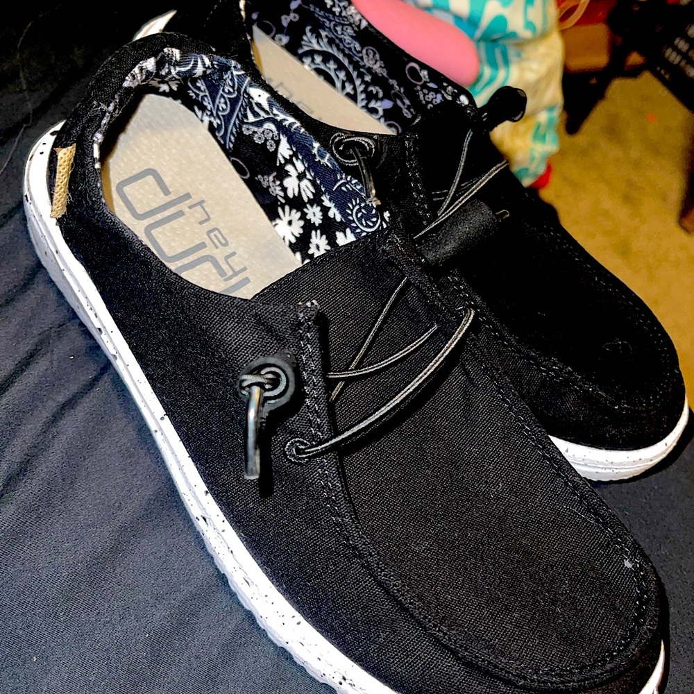 Hey dudes size 6
